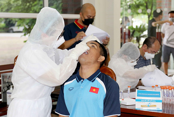 Các cầu thủ U22 Việt Nam nghiêm túc thực hiện quá trình kiểm tra, xét nghiệm 
