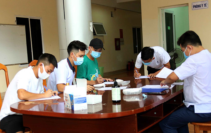 Ngay khi đặt chân tới Trung tâm đào tạo bóng đá trẻ Việt Nam, các cầu thủ đã được kiểm tra thân nhiệt và khai báo y tế theo mẫu của Bộ Y tế
