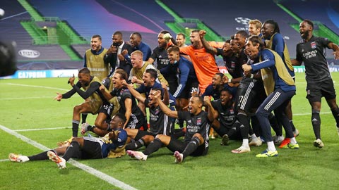 Các cầu thủ Lyon ăn mừng chiến thắng trước Man City