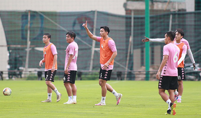 Văn Hậu sẽ tập luyện cùng Hà Nội để chờ đợi ngày V.League 2020 trở lại. Hậu vệ người Thái Bình có thể ra sân ngay từ vòng 12 