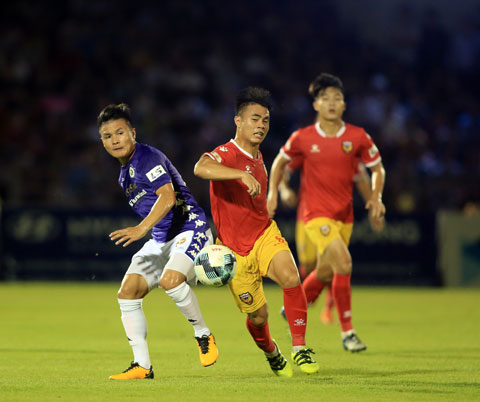 Hoàng Anh (phải) tranh cướp mạnh mẽ với Quang Hải tại V.League 2020 	Ảnh: Minh Tuấn