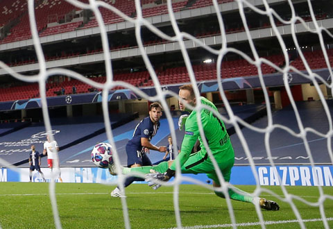 Tình huống dứt điểm ấn định chiến thắng 3-0  cho PSG của Bernat