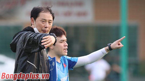 Trợ lý ông Park bắt cầu thủ U22 Việt Nam phải nghĩ khi có bóng 