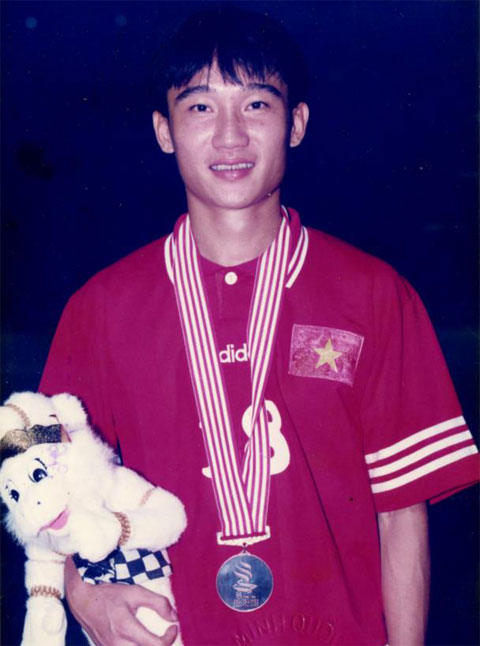 Minh Hiếu với tấm HCB ở Tiger Cup 1998