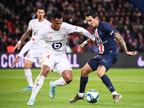 Magalhaes (trái) áp sát nhanh khiến Di Maria gặp khó tại Ligue 1