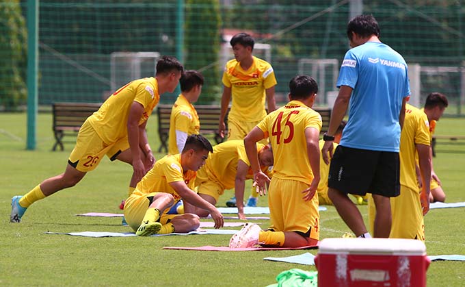 Các cầu thủ U22 Việt Nam mệt nhoài với bài tập thể lực yêu cầu cao của HLV Park Hang Seo 