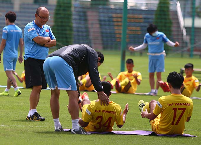 HLV Park Hang Seo yêu cầu 47 cầu thủ U22 Việt Nam tập luyện thật kỹ phần thân trên, trong đó đặc biệt là cơ bụng