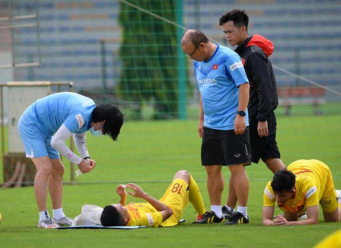 HLV Park Hang Seo cùng bác sỹ Choi Ju Yong lập tức đến sơ cứu cho Thanh Trường - Ảnh: Việt Hùng/Zing