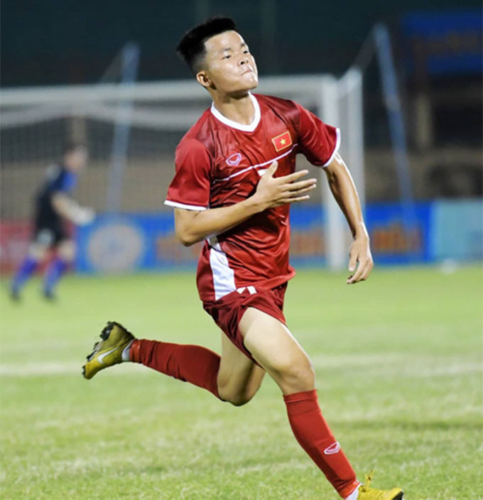 Trần Mạnh Quỳnh là cầu thủ SLNA nhưng đang thuộc biên chế PVF. Anh được HLV Troussier triệu tập vào U19 Việt Nam 