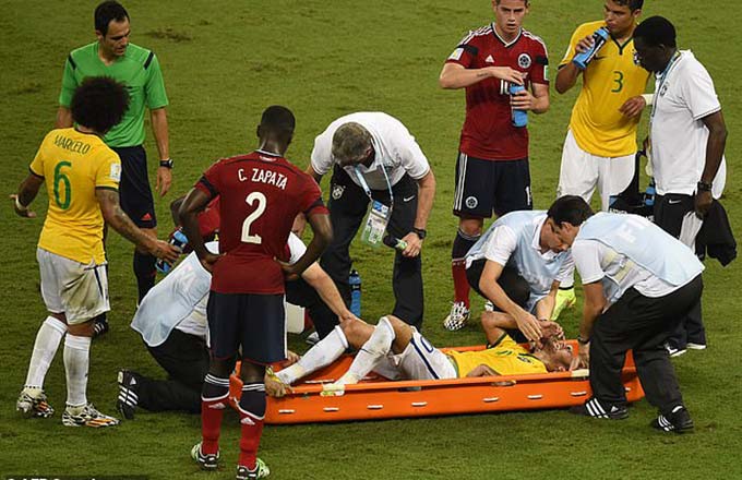 Neymar gục ngã trong đau đớn ở World Cup 2014
