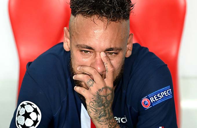 Chứng kiến cảnh đó, Neymar đã không thể cầm được nước mắt