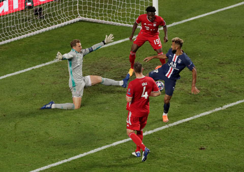 Một tình huống Neuer băng ra cản phá khiến cầu thủ PSG lúng túng dứt điểm hỏng