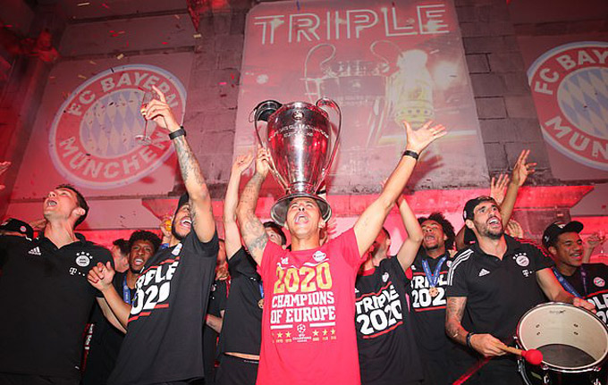 Tiền vệ Thiago Alcantara và các đồng đội ăn mừng chức vô địch tại Lisbon trước khi trở về Đức.