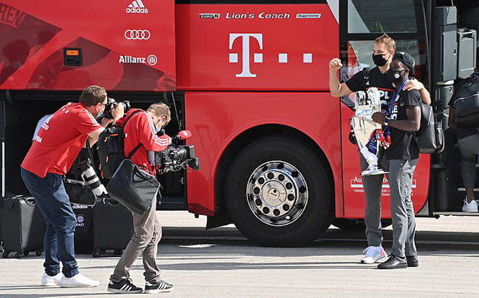Manuel Neuer và Alphonso Davies chụp ảnh trên phi trường ở Munich.