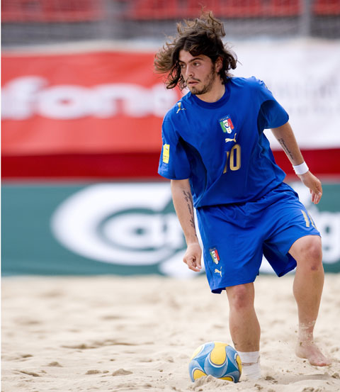 Maradona Jr chơi bóng đá bãi biển