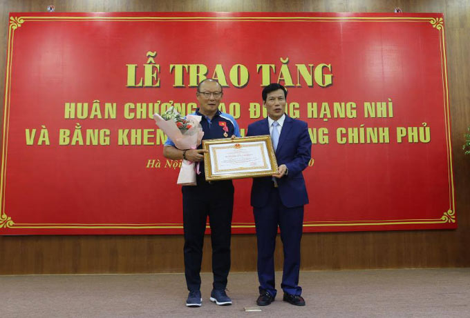 Ông Nguyễn Ngọc Thiện, Bộ trưởng Bộ VH,TT,DL thừa ủy quyền của Chủ tịch nước đã trao Huân chương Lao động hạng Nhì cho ông Park Hang Seo