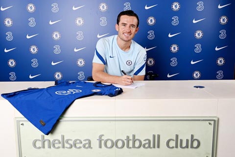 Ben Chilwell trong ngày ký hợp đồng với Chelsea