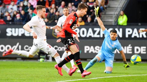 Montpellier (áo sáng) khó tránh khỏi thất bại trước Rennes