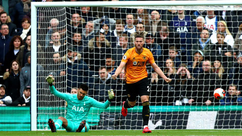 Doherty ăn mừng bàn thắng vào lưới chính Tottenham ở Premier League mùa giải trước
