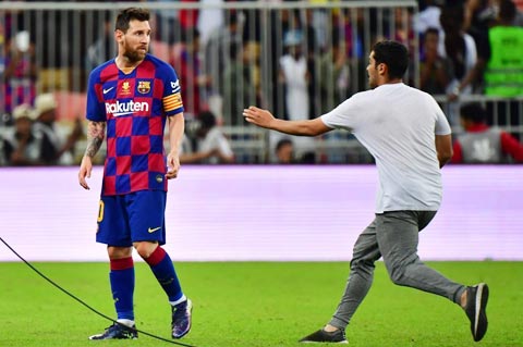 Một người hâm mộ phát cuồng vì Messi đã “xé rào” chạy xuống sân để đòi ôm thần tượng