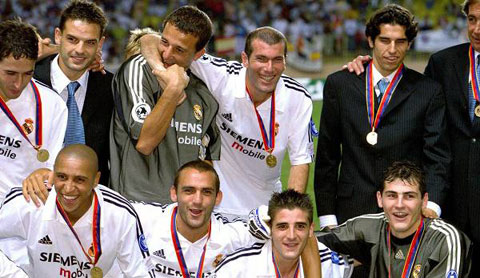 Minambres (phải, hàng trên) là đồng đội của những Zidane, Carlos, Raul, Casillas…