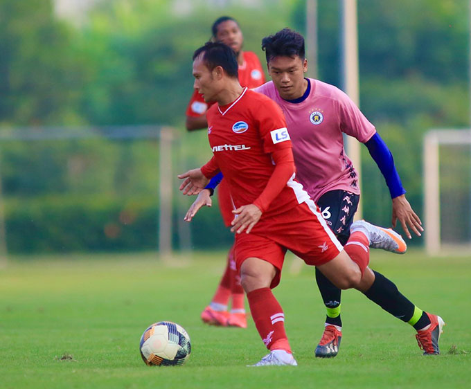 Đồng đội của Văn Hậu là trung vệ Thành Chung đá tiền đạo. Anh ghi 2 bàn vào lưới Viettel 