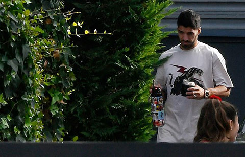 Suarez lững thững cầm đồ uống sang nhà Messi