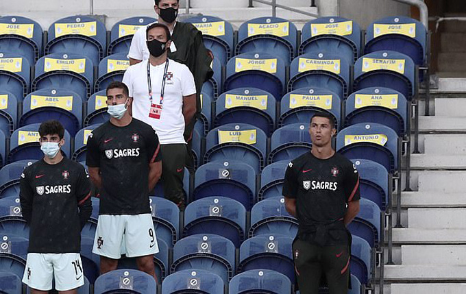 Ronaldo ngồi trên khán đài cổ vũ đồng đội
