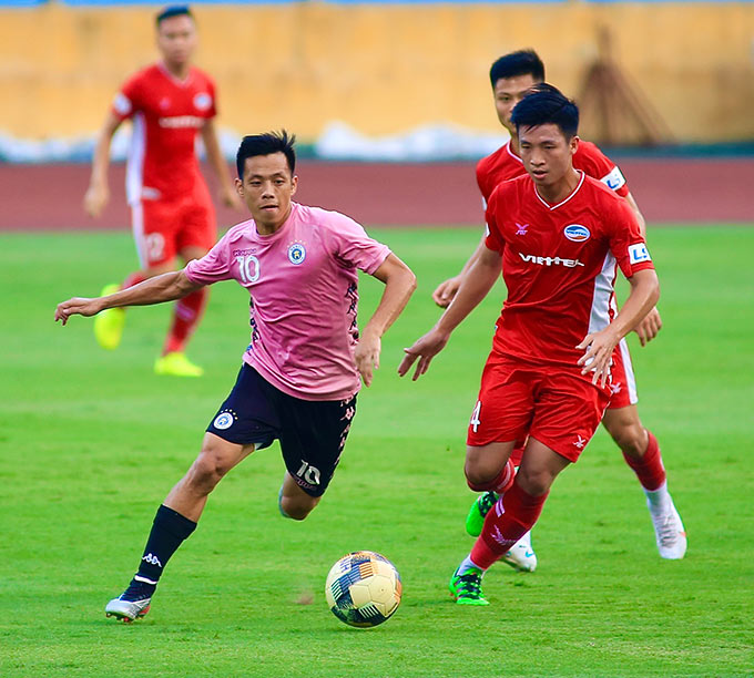Ở trận đấu này, Văn Quyết sớm mở tỷ số trên chấm phạt đền. Sau đó, Bùi Tiến Dũng (phải) đá phản lưới nhà, gián tiếp giúp Hà Nội FC dẫn trước 2-0 