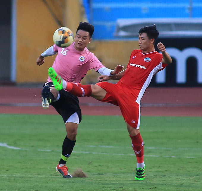 Trung vệ Nguyễn Thành Chung trong lần đá tiền đạo thứ 2 tiếp tục lập công, giúp Hà Nội FC thắng chung cuộc 3-0 trước Viettel 