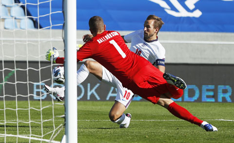Kane (áo sáng) quá nhạt nhòa trong trận ĐT Anh vất vả có 3 điểm trước chủ nhà Iceland