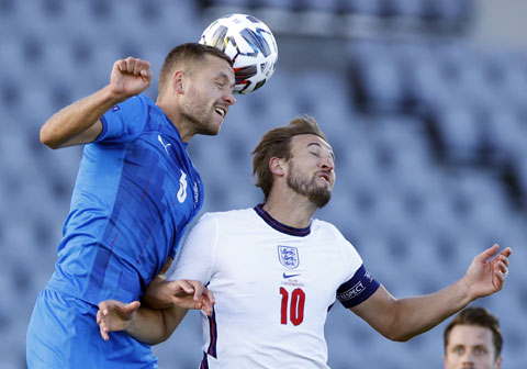 Harry Kane (phải) và đồng đội sẽ gặp vô vàn khó khăn tại sân Parken