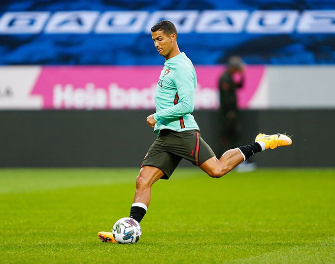 Ronaldo miệt mài tập luyện chuẩn bị cho trận gặp Thụy Điển