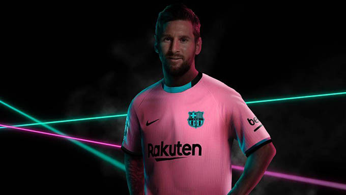 Messi rạng rỡ trong bộ cánh có tông màu chủ đạo là màu hồng