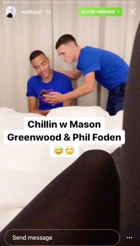 Greenwood và Foden vô tư để Nadia chụp hình mình trong phòng khách sạn