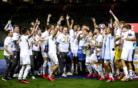 Các cầu thủ Leeds vây lấy HLV Marcelo Bielsa trong lễ ăn mừng chức vô địch giải hạng Nhất Anh 2019/20