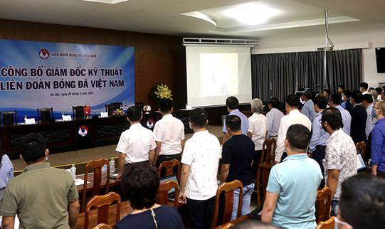 VFF dành 1 phút mặc niệm nguyên HLV trưởng đội tuyển Việt Nam – ông Alfred Riedl. Ảnh: VFF