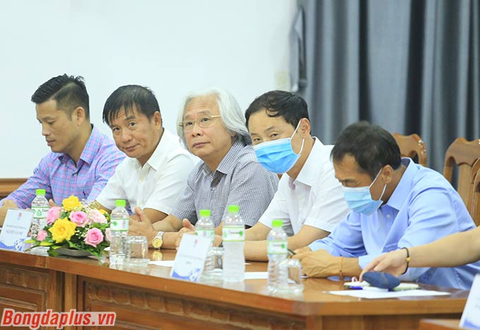 Ông Nguyễn Văn Phú (chính giữa) - Tổng biên tập Tạp chí Bóng đá đến dự - Ảnh: Đức Cường