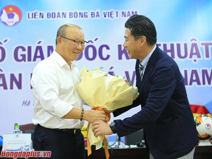 HLV trưởng Park Hang Seo của ĐT nam Việt Nam chúc mừng ông Adachi - Ảnh: Đức Cường