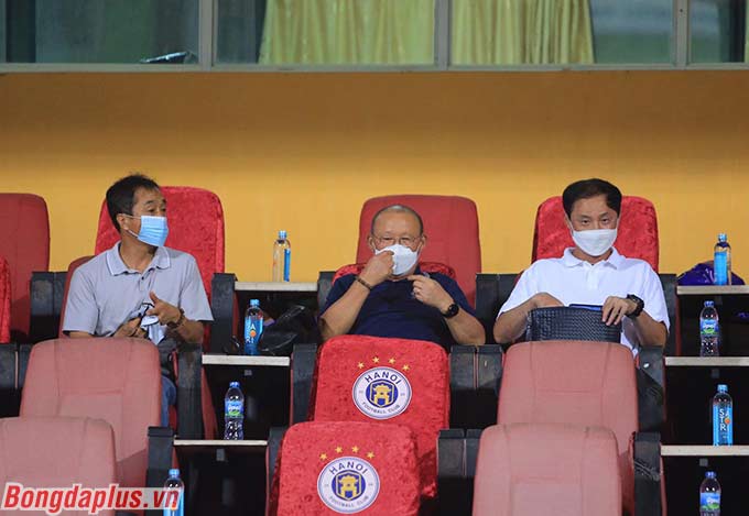 Ở trận tứ kết giữa Hà Nội FC và XSKT Cần Thơ của Cúp Quốc gia, HLV Park Hang Seo cùng các cộng sự đến dự khán 
