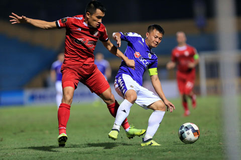 Thành Lương (phải) vất vả giữ bóng trước sự đeo bám rát của cầu thủ TP.HCM	Ảnh: Minh Tuấn
