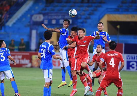 Trực tiếp Than Quảng Ninh vs Viettel, 18h00 tối nay Than.QN (áo xanh) sẽ có một trận đấu khó khăn trước Viettel