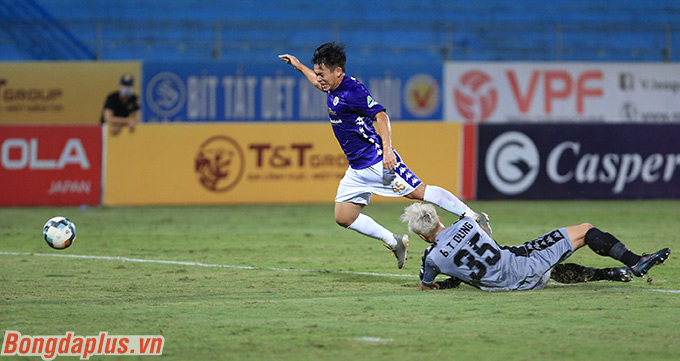 Nhưng thủ môn Bùi Tiến Dũng đã không thể cưỡng lại màn uy hiếp của Hà Nội FC 