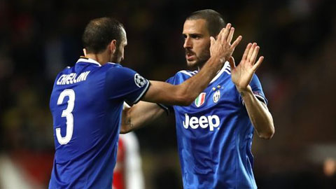 Bonucci (phải) và Chiellini, những người lần lượt 33 và 36 tuổi, vẫn sẽ là trụ cột ở Juve