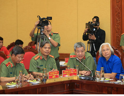 Tổng biên tập Tạp chí Bóng đá Nguyễn Văn Phú (ngoài cùng bên phải) tham dự buổi lễ diễn ra sáng 18/9 tại hội trường Bộ Công an