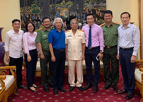 TBT Tạp chí Bóng đá - Nguyễn Văn Phú cùng đại diện các đơn vị chúc mừng Thiếu tướng Lê Vân giữ chức Chủ tịch Câu lạc bộ Bóng đá CAND