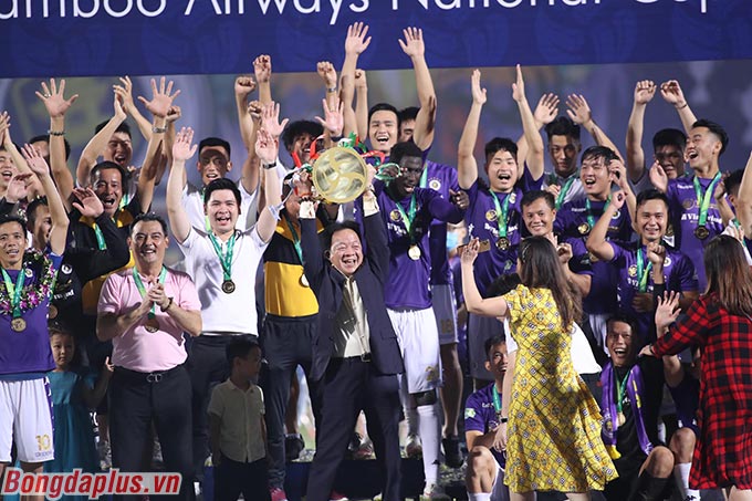 Bầu Hiển chung vui với Hà Nội FC. Lần đầu tiên sau 16 năm, một CLB mới vô địch Cúp Quốc gia 2 lần liên tiếp. Trước đó là trường hợp của Bình Định ở các năm 2003 và 2004 