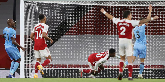 Nketiah mang về 3 điểm quý giá cho Arsenal ở phút 85