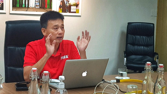 Ông Võ Minh Trí đang phổ biến luật cho 8 đội bóng 