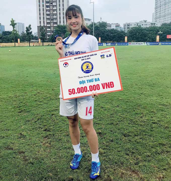 Hà Thị Thùy ăn mừng tấm huy chương đồng Cúp Quốc gia nữ 2019 cùng Thái Nguyên 